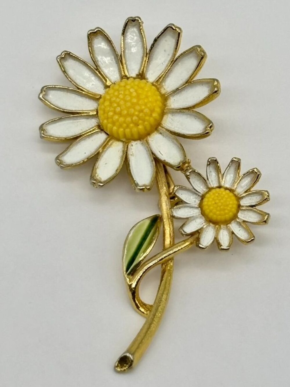 Vintage Weiss Double Daisy Brooch White Yellow Green Enamel With Gold-Tone Metal